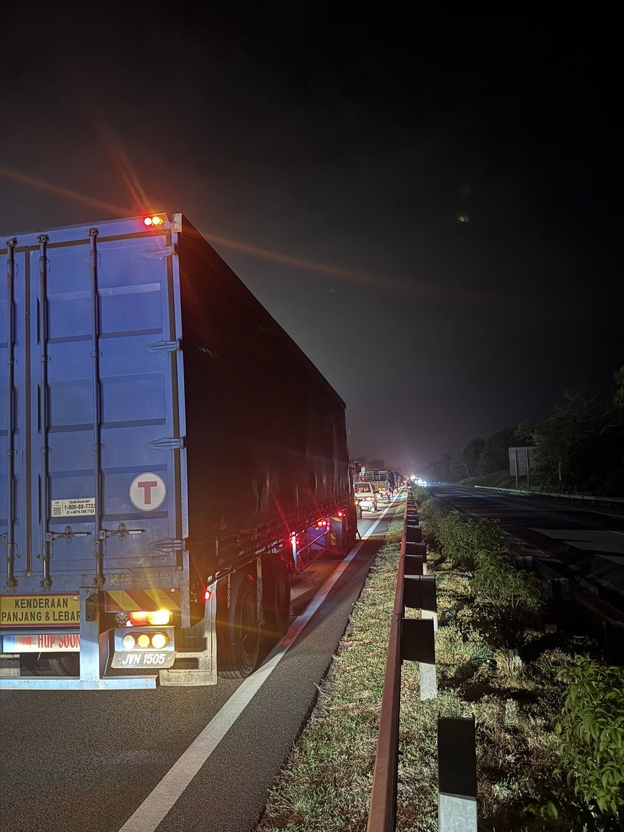 Pagi ni ada 3 eksiden atas highway. 

Satu tadi lepas terowong monora hala utara. Eksiden, kepala lori terbakar, driver stuck dlm.
Satu lagi dekat highway elite saujana putra lori terbabas. 
Satu lagi aku tgh termenung tepi highway skrg treler terbabas bemban ke arah ayer keroh.