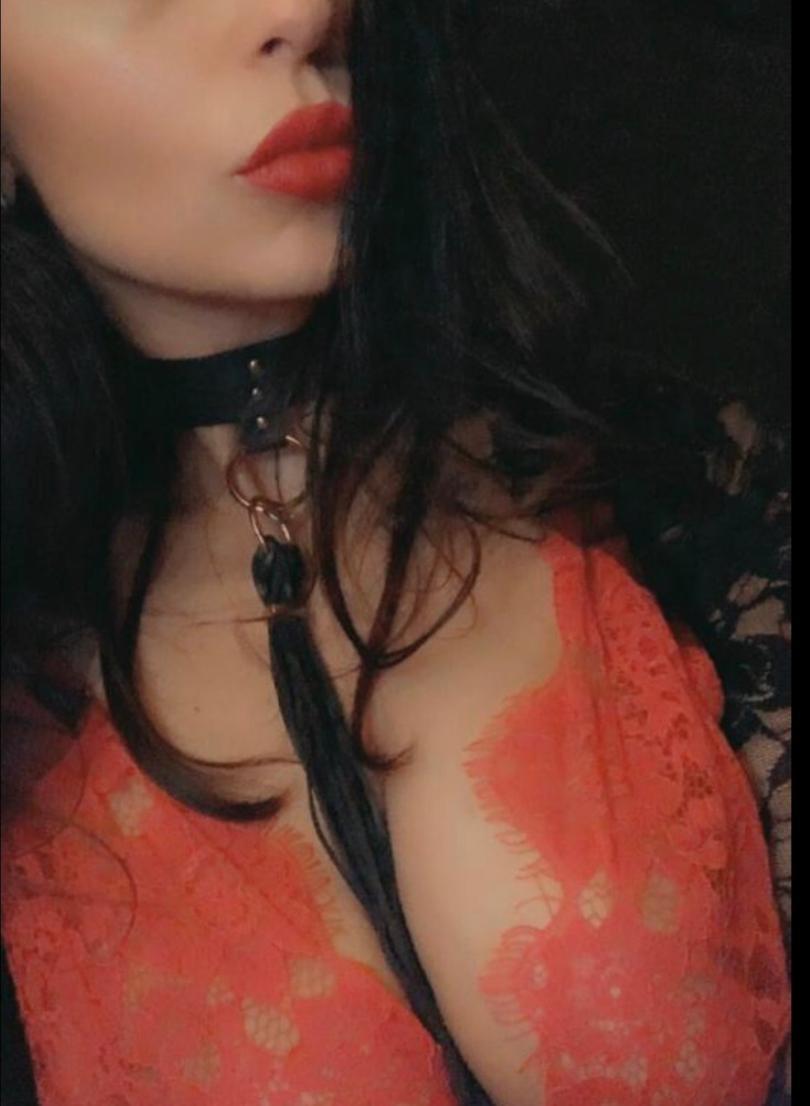 👠 Lingerie délicate, talons vertigineux… elle t’attend, un sourire sulfureux aux lèvres et l’envie brûlante de plonger dans tes fantasmes les plus inavoués.
💋 À la fois douce et dominatrice, elle sait alterner caresses sensuelles et ordres qui te feront frissonner.
😈