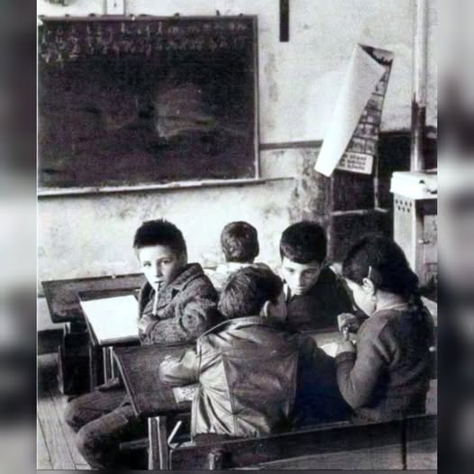 Le premier jour d'école, la maîtresse Teresa entra dans la classe avec le sourire de quelqu'un qui croit profondément en son rôle. Elle dit aux enfants :
— Je vous promets de vous traiter chacun avec amour et respect. Chacun de vous est important pour moi.
Mais il ne fallut que