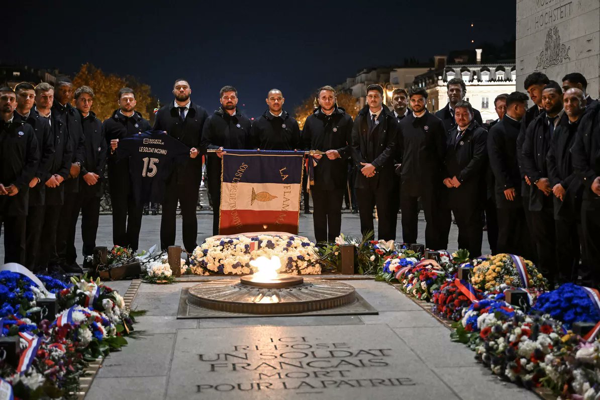 L'équipe du XV France autour de la flamme sur la tombe du Soldat inconnu.