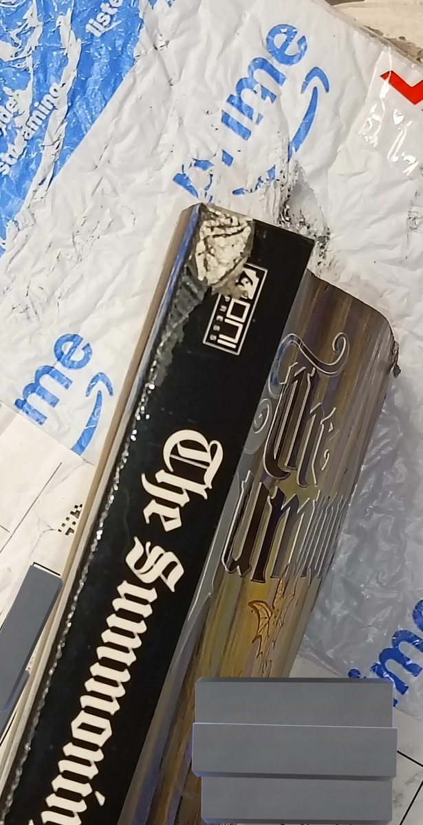 QueenSpooky's tweet image. I hate Amazon, I hate Amazon, I hate Amazon.
They damaged the book and I was so happy to receive it...
I already sent it back and I got my money but I really wanted the book...