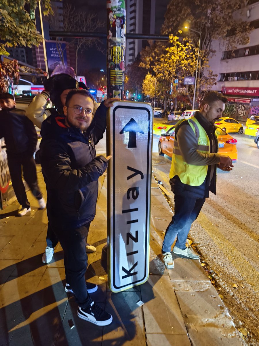 Fırından yeni çıkmış sıfır Kızılay Tabelası