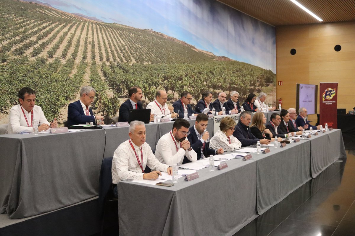 fedriojafutbol's tweet photo. 🏛️ La Asamblea General aprueba por mayoría todos los puntos sometidos a votación por la nueva Junta Directiva @fedriojafutbol.

ℹ️ Más información en 🔗 https://t.co/SggRQSSsuQ

#CrecemosJuntos https://t.co/cI7Nnm1oZM