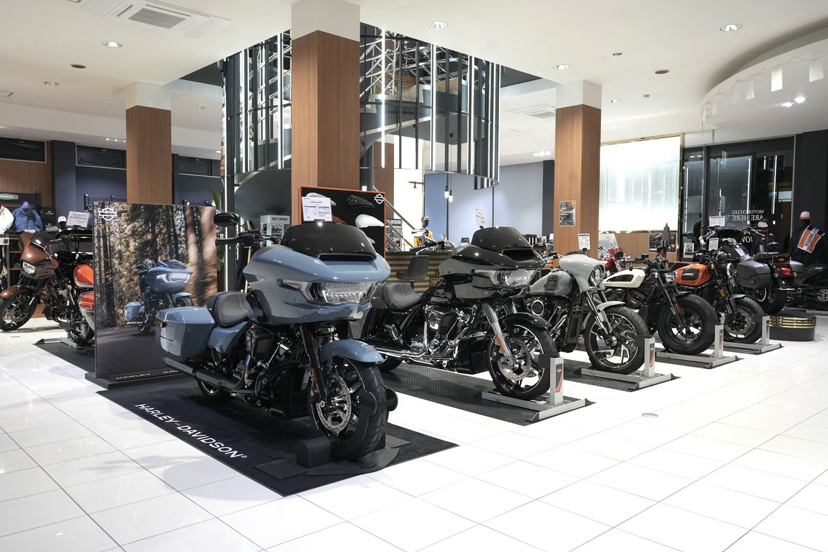 ByTsushima's tweet photo. 11/23ビンテージバイクランin津島【物販参加者さん御紹介11】ハーレーダビッドソン純正アパレルの［ハーレーダビッドソン名古屋］さんは「最新モデル〜厳選中古車まで豊富なラインナップで、バイクだけでなくアパレルやグッズも充実。走りとファッションが楽しめる」と出店。宜しくお願い致します！ https://t.co/ZQHgL7OVmv
