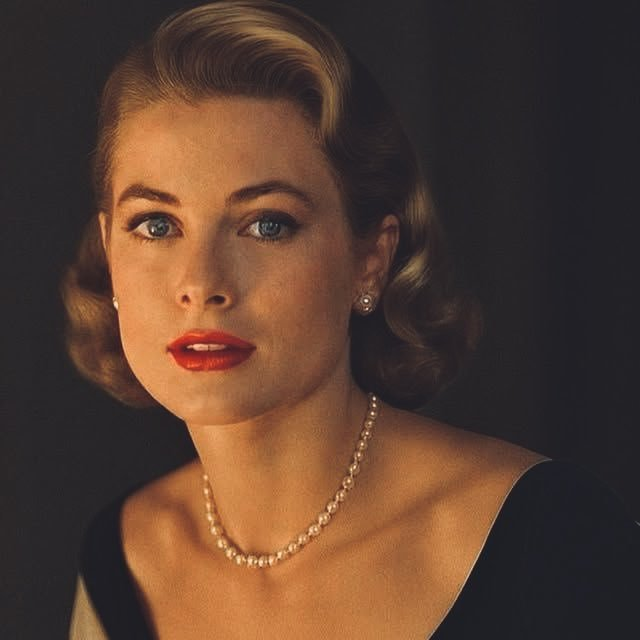 She's like a limited-edition Hitchcock blonde who’s already solved the plot, married the prince, and still found time to make the Riviera look underdressed.

Happy birthday Grace Kelly! 🎁