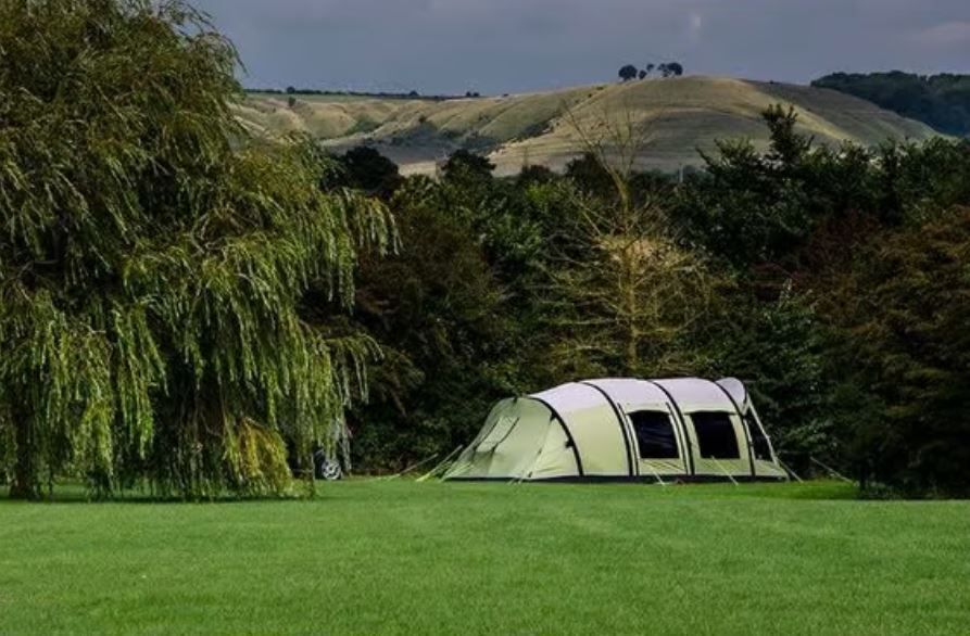 Camping_Direct's tweet image. 🌿 Peaceful Countryside Escape at Foxhangers 🌿

Foxhangers is a small &amp;amp; tranquil campsite made up of two charming paddocks, each less than an acre in size. 🏕️

camping-directory.uk/163

#FoxhangersCampsite #CanalSideCamping #Devizes #CountrysideRetreat #Wiltshire @foxhangersboats