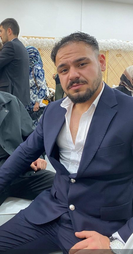 Bu arkadaşin restorani var.Dun gece beni çağırdi.Gittim kahve yapti.Bayaa sohbet ettik.Cok neseliydi.2 saatten sonra musade istedim. Eve geldim.Uyudum. Uyandigimda dukkanda kendini asmış.Ve gece ölmeden bana mesaj atmis "Faruk hakkini helal et". neden neden?? Neden