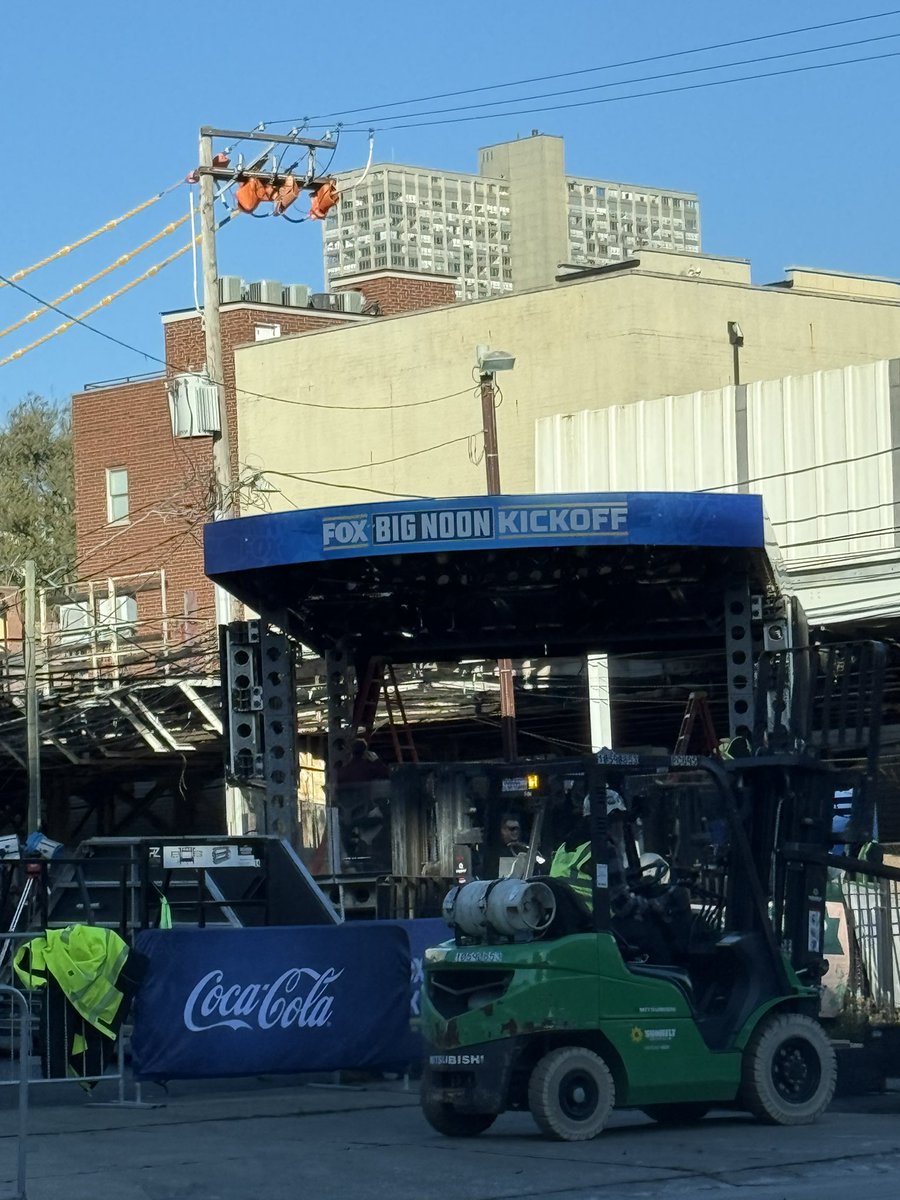 JimbosJunkbox's tweet photo. they’re setting up the fox college football #bignoon kickoff at wrigley https://t.co/wToy2l7bTn