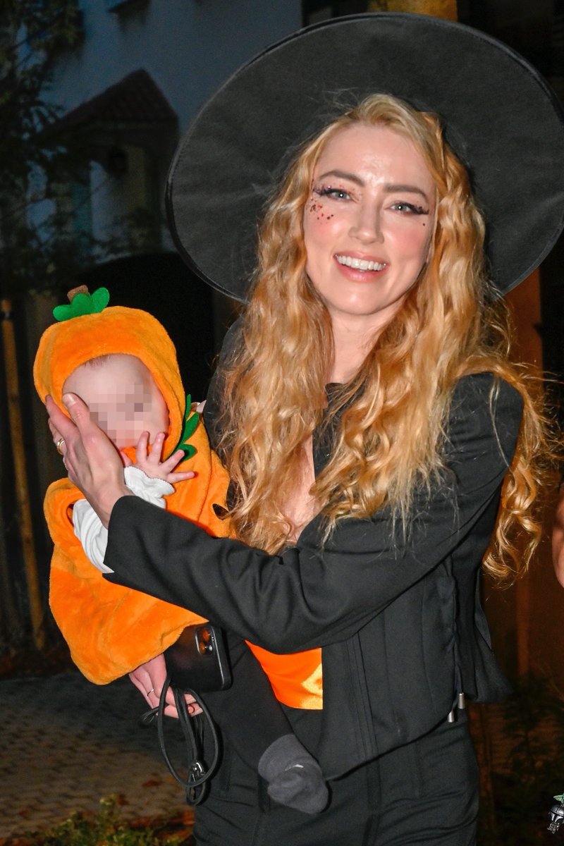 AHITgalleria's tweet photo. HQs 📸 #AmberHeard celebrating Halloween with her kids (October 31, 2025): https://t.co/uIGaxl06H8 https://t.co/wIYtGq5qQC