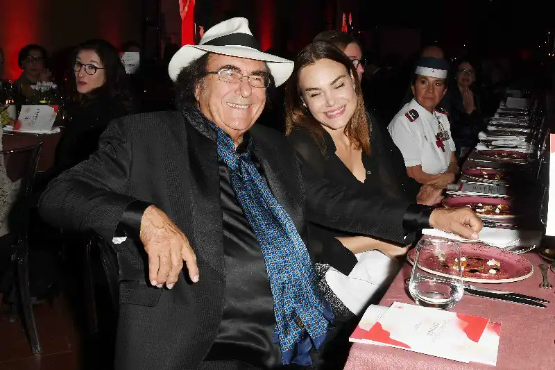Roma scintilla tra stelle e solidarietà: Maria Elena Boschi, Albano e i grandi nomi incantano al Gala della Croce Rossa
 viviroma.tv/agenda/eventi/…

<a href="/AlbanoCarrisi/">Al Bano</a> 
<a href="/rominacarrisi/">romina carrisi</a> 
<a href="/eleonoradaniele/">Eleonora Daniele</a> 
<a href="/Claudiagerini2/">Claudia gerini</a>  
<a href="/meb/">Maria Elena Boschi</a> 
<a href="/elipellini/">elisabetta pellini</a> 
#CliziaIncorvaia
<a href="/paulciav/">Paolo Ciavarro</a> 
<a href="/Balzaretti42FC/">Federico Balzaretti</a>