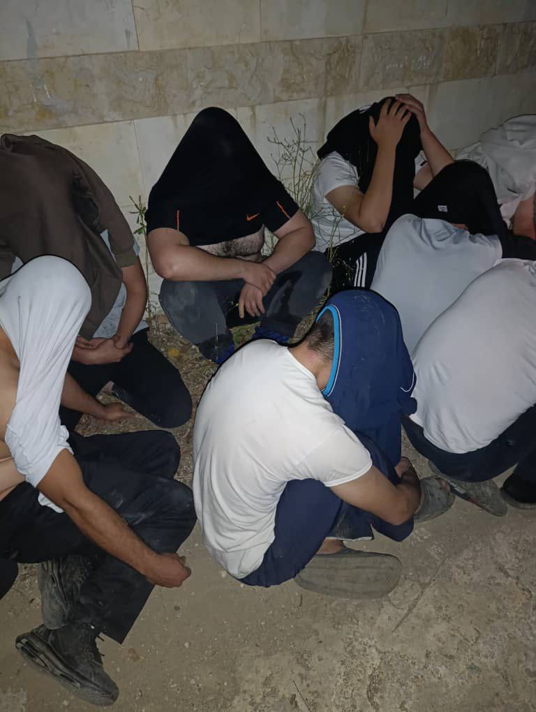 QalaatAlMudiq's tweet image. #Syria: the Assadist cell caught tonight in Sheikh Badr area (#Tartus province). 

Arsenal seized includes sniper material (and a car plate from Latakia).