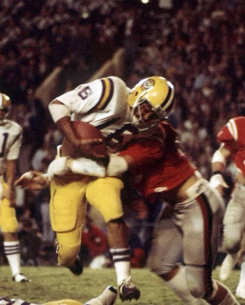 Happy 71st birthday to Terry Robiskie! The first LSU back to run for more than 200 yds in a game &amp; over 1,000 yds in a season. All-SEC 1976
