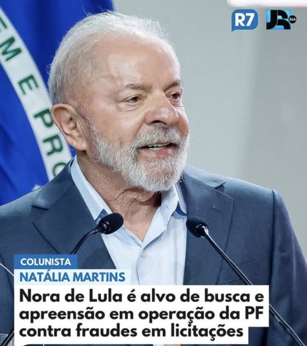 A man with gray hair, beard, and glasses stands at a podium wearing a light blue shirt and dark suit jacket, speaking into two microphones. The background is blue with R7 and Globo logos. On-screen text in Portuguese reads Colunista Natalia Martins and details Noras de Lula e Alvo de Busca e Apreensao em Operacao da PF Contra Fraudes em Licitacoes, referring to a police operation against fraud in bids involving Lulas in-laws.