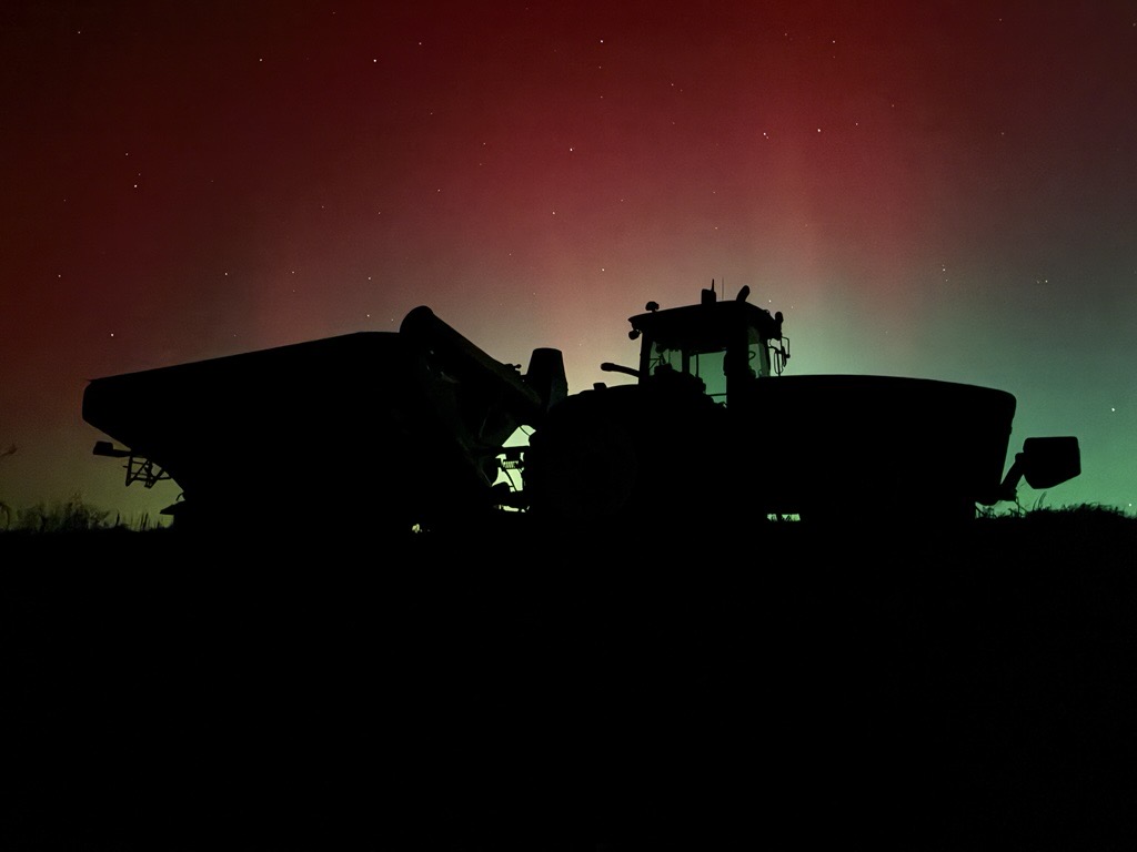elmersmfg's tweet image. The HaulMaster under the northern lights. South Dakota skies don’t disappoint🤩. #Harvest26
