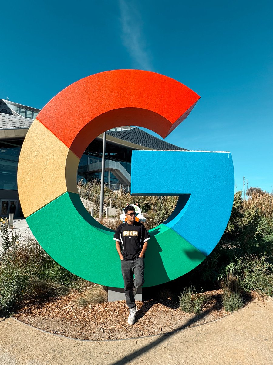 Estev96's tweet photo. Lo hice por ti, mi yo de pequeño que amaba la curiosidad de programar, armar y desarmar computadoras a pesar que le sobraban tornillos.

Gracias por nunca rendirte.
#silliconvalley https://t.co/HvXNY7l1hA