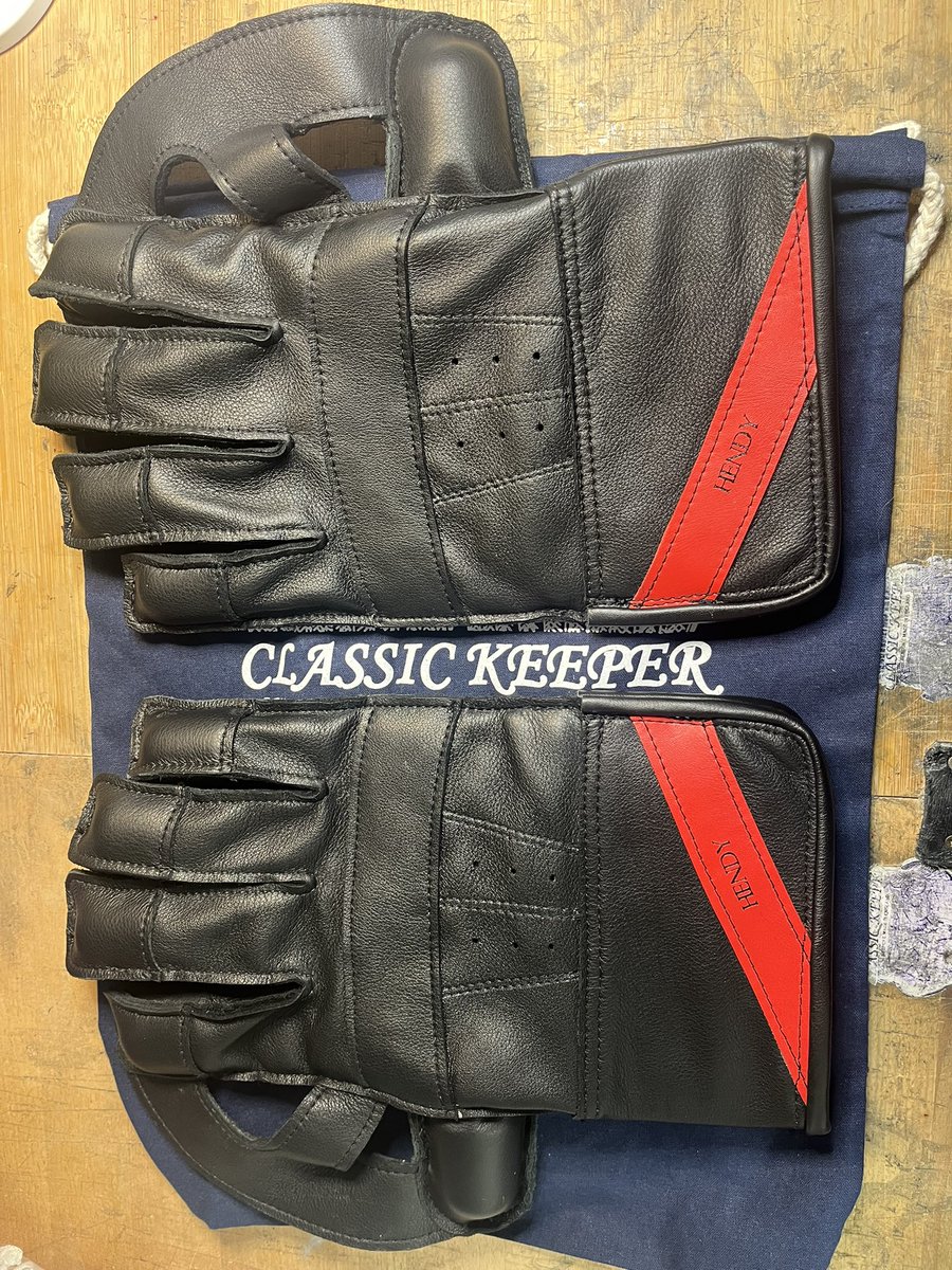 Callum went clasdiccBlack with a Red name flash . Very Classic styling &amp; a larger sized glove . Plus a pair of adapted inners <a href="/WK_Union/">Wicketkeeper's Union</a> <a href="/KeeperCourt/">Wicket Keepers Court.</a>