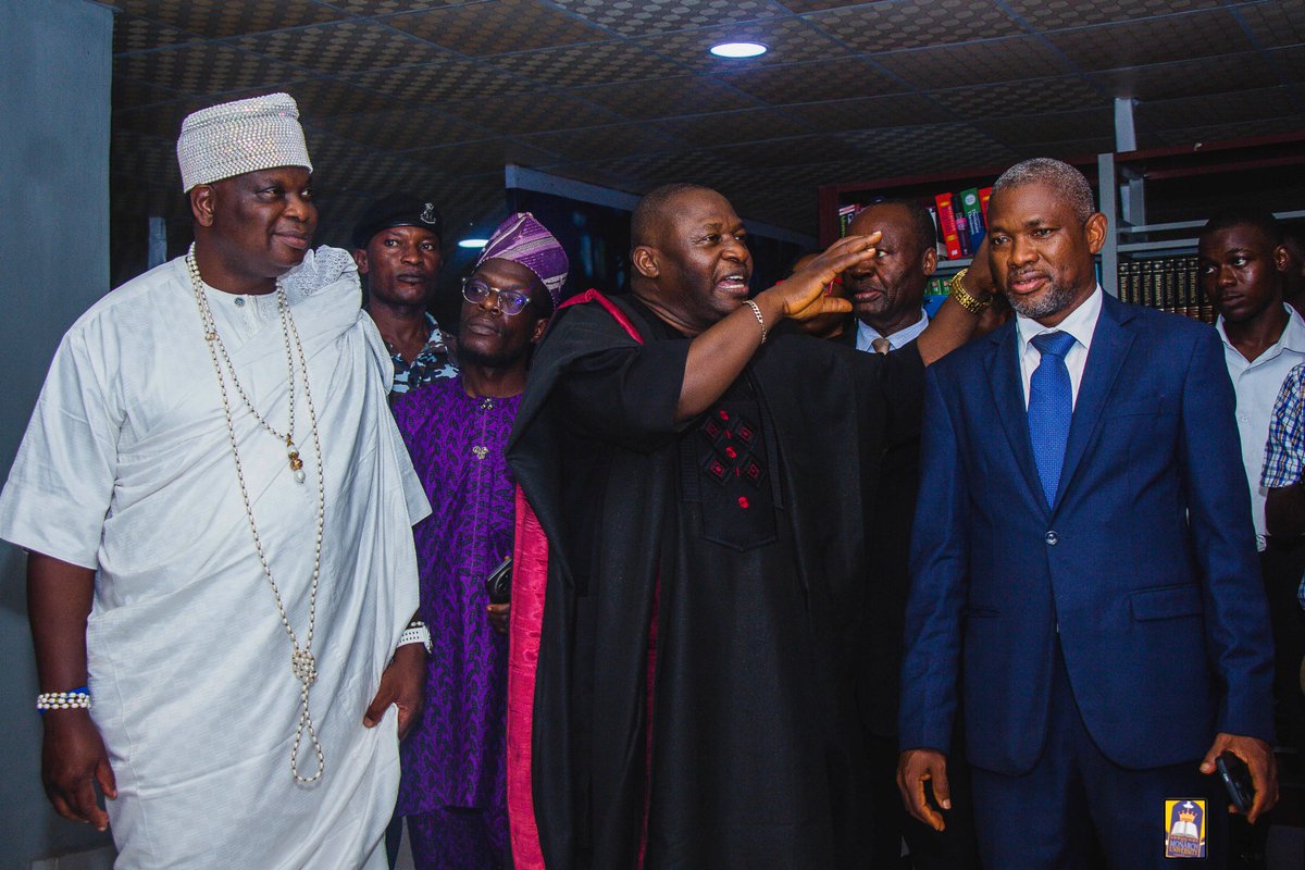 MonarchUni's tweet photo. The management of Monarch University on Friday, 7th November 2025, received His Majesty, Professor Adeyemi Obalanlege, Ph.D (Lanlege Ekun II, Arole Iganmode, Olofin Apesin Olode), the Olota of the Ancient and Paramount Ottaland, Awori Kingdom, at the university’s main campus... https://t.co/OWLd4C70bo