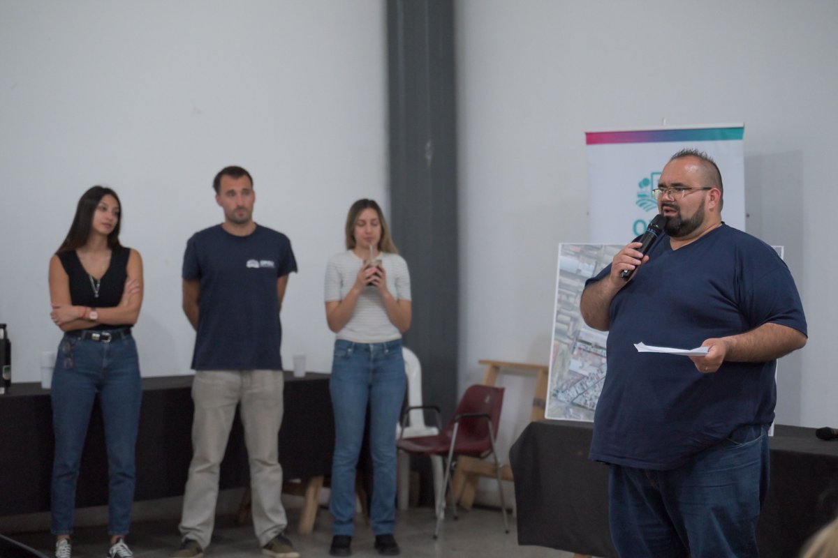👨‍👩‍👦‍👦 Realizamos una nueva asamblea vecinal para seguir avanzando con el plan integral de reurbanización que estamos llevando a cabo en Villa Porá, Lanús, a través de obras y programas que están cambiando la vida de 1.300 bonaerenses.