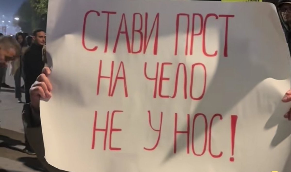 Nišlije dočekuju ministra prosvete uz  divne poruke 😄😄😄