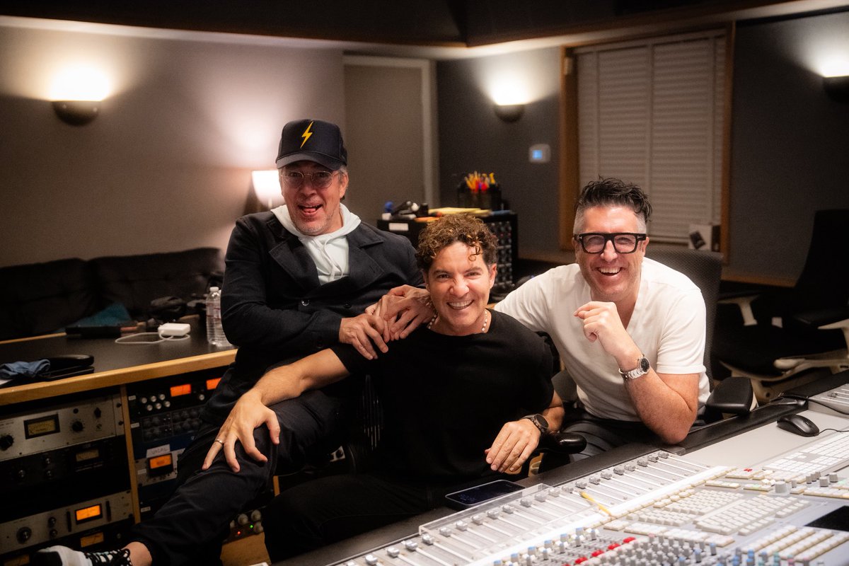 davidbisbal's tweet image. Oficialmente terminé de grabar mis voces de mi 10º álbum de estudio!! instagram.com/p/DQ7S_toEjUO/…  leyendo vuestros comentarios!! ❤️