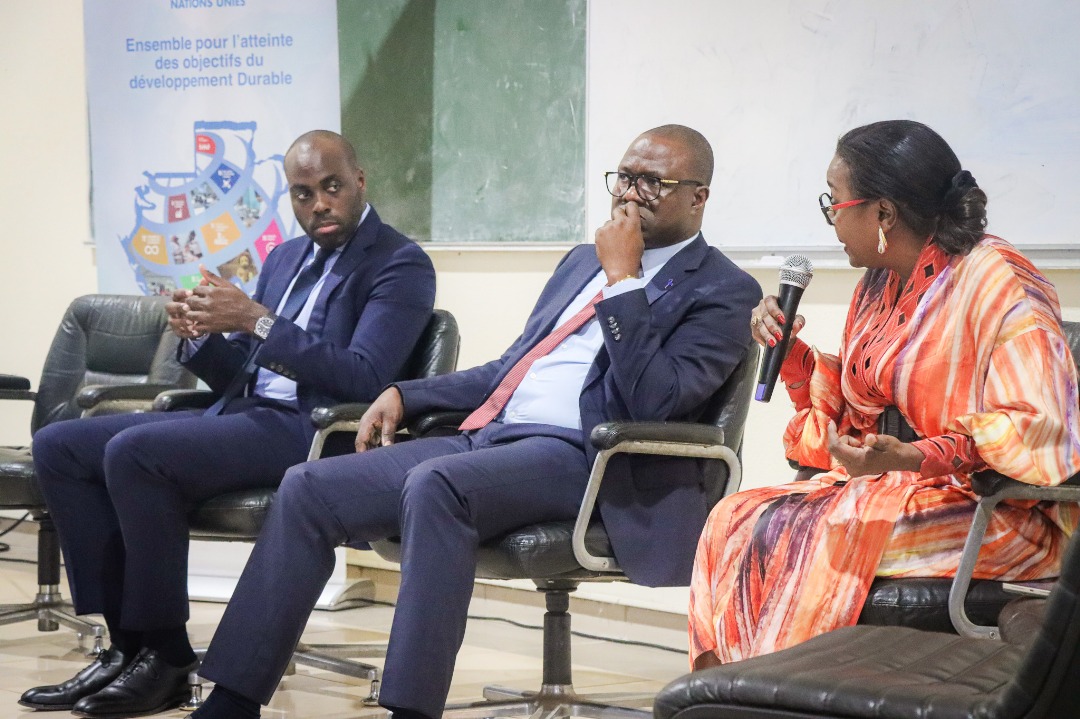 undpgabon's tweet photo. À l’Université des Sciences et Techniques de Masuku #USTM , le #PNUDGabon a réuni experts, secteur privé, chercheurs et étudiants pour deux panels stratégiques :

🔹 L'IA, moteur de transformation économique
🔹 IA et bien-être: quel impact sur la société gabonaise ?

💡 M. @MarkDoumba, Ministre de l’Économie numérique : 
« Nous préparons aujourd'hui l'insertion du Gabon dans la chaîne de valeur de l'économie numérique, principal moteur de croissance mondiale. »

#HDR2025 #PNUDGabon #USTM #Innovation