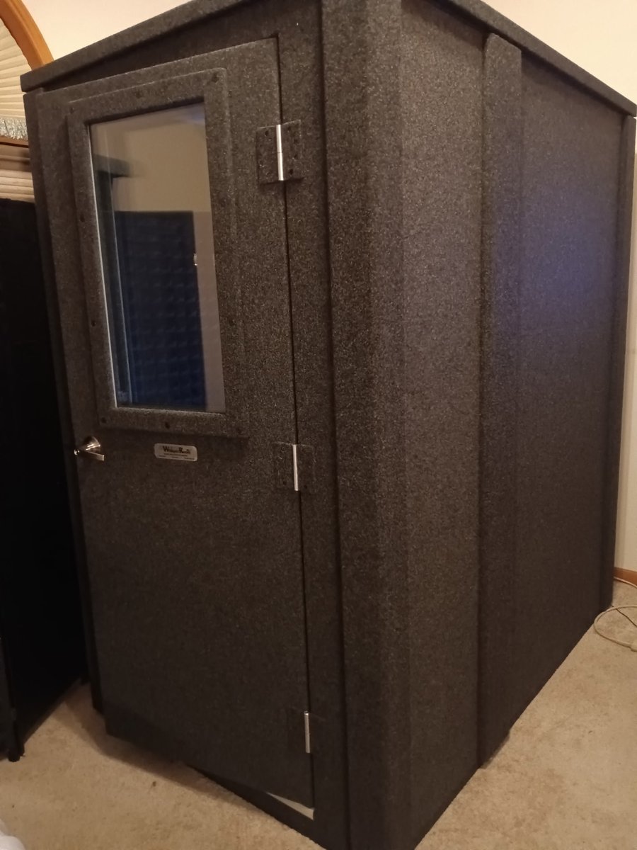 A fully equipped voiceover booth at home.

This 4' x 6' Voice Over Deluxe package (MDL 4872 E) delivers pro sound isolation, acoustic treatment, and smart workspace upgrades.

Explore: whisperroom.com/application/vo…

#VoiceOver #HomeStudio #WhisperRoom #VoiceActor #RecordingSpace