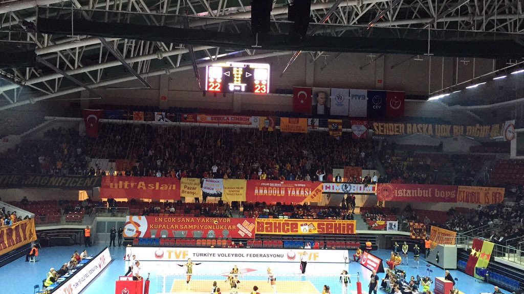 Milli maç arasında Pazar günü Burhan Felek’te eski günlerden kesitler sunacak kapalı gişe salkım saçak bir file arkası yükleniyor. Sizde yerinizi almaya bakın, eşinizi dostunuzu haberdar edin bu keyifli günden mahrum kalmayın. #ultrAslan #AkınAkınBurhanFeleğe