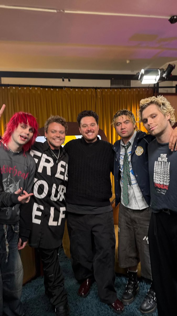 5SOSUpdES's tweet image. ◜📢◞ #INFOSOS — Nueva foto de #5SecondsofSummer junto a Mitch Churi para su entrevista del podcast The Mitch Churi Chat Show!

&quot;Solo un grupo de chicos en sus treinta… o casi. Mañana en el sillón — @5sos&quot;.

🔗: instagram.com/reel/DQ8yrHigF…

#EVERYONESASTAR!
5secondsofsummer.lnk.to/everyonesastar