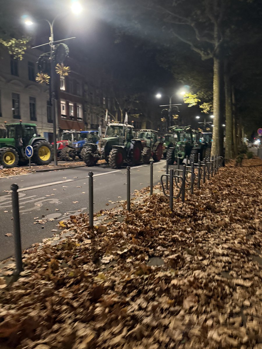 LBleuBlancRouge's tweet photo. Tout le centre-ville de Lille est actuellement bloqué par une multitude de tracteurs qui bloquent le principal boulevard de la ville. 

Les agriculteurs montrent leur ras-le-bol contre le Mercosur devant la Préfecture à l’aide de bombes agricoles. 

Total soutien à nos agriculteurs ! 🇫🇷🚜👏🏻 #Lille