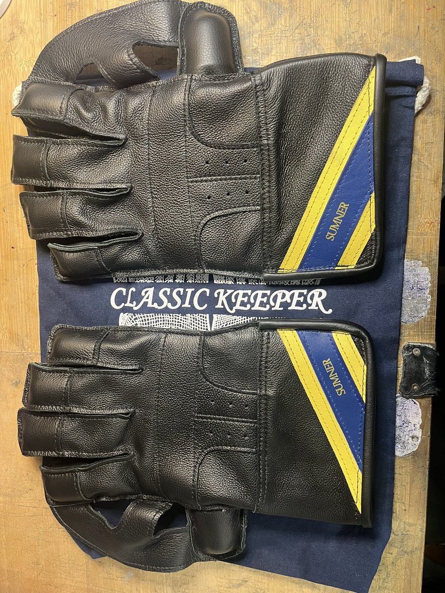 Last but not least of this batch for Josh joining the “Black Pack” again classic English styling in a good size with club colours  denoted on the rear cuffs <a href="/WK_Union/">Wicketkeeper's Union</a> <a href="/KeeperCourt/">Wicket Keepers Court.</a>