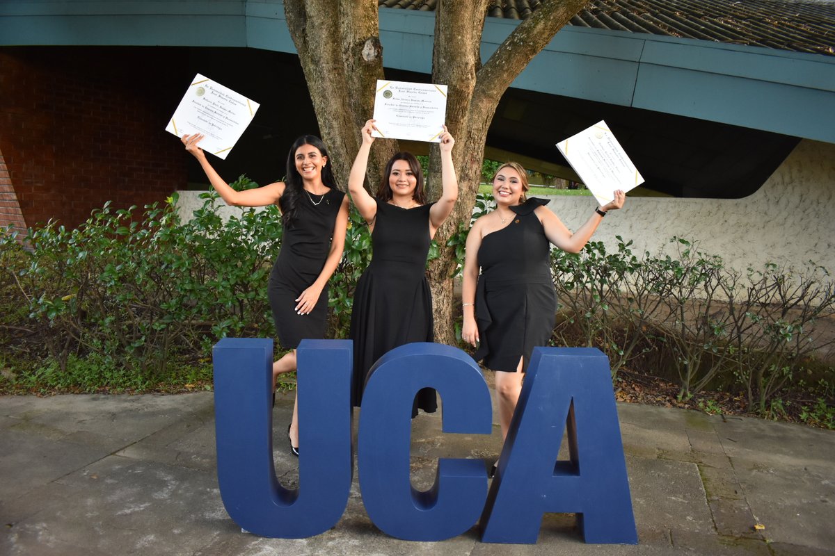 GraduadosUCAsv's tweet photo. Felicitamos a los nuevos miembros de la red de profesionales UCA, quienes recibieron su título en los actos de graduación del 24, 25 y 31 de octubre de 2025, en la Centésima Décima Graduación de la UCA. 🦉🎓
#SomosProfesionalesUCA https://t.co/Bf0CcpAPBh
