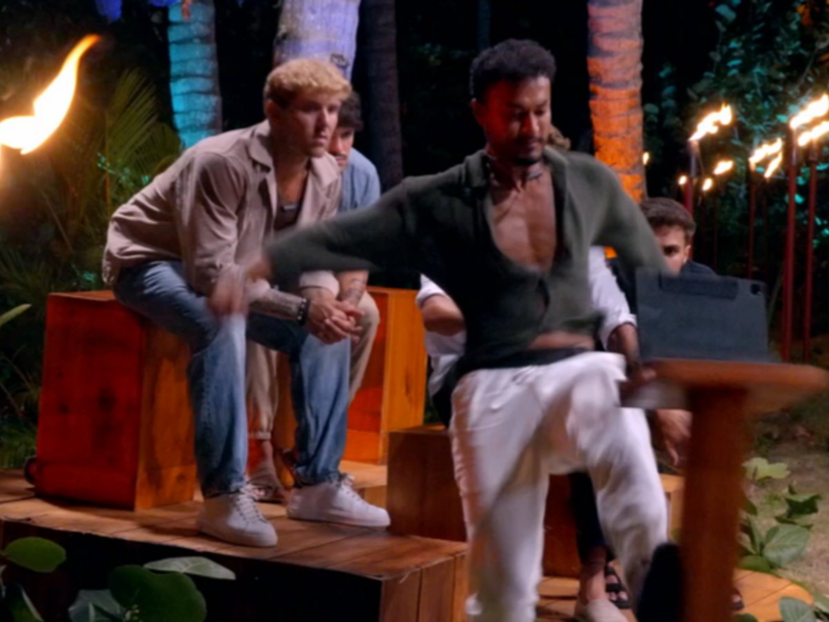 Claudia: "Ojalá mi novio haya hecho algo para no sentirme tan mal"

Claudia en la hoguera:

 #LaIslaDeLasTentaciones6