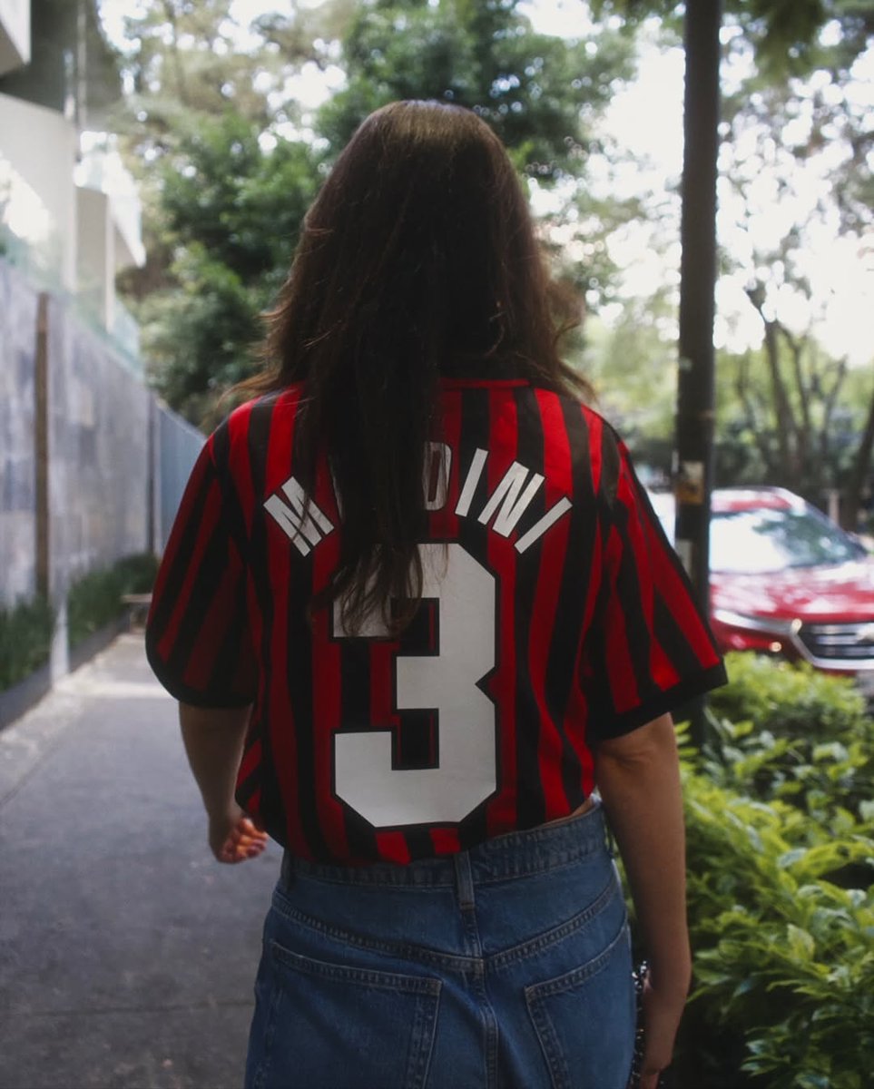 Milán 99/00 😍

🛒paraisodeldeporte.com/producto/milan…