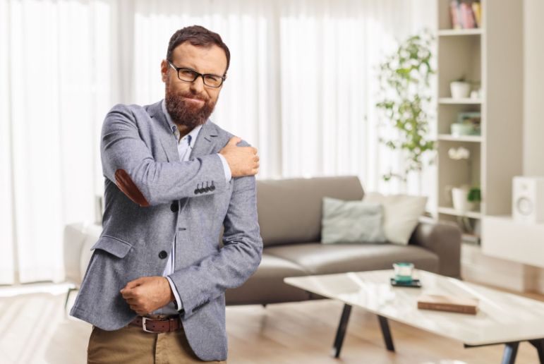 Your shoulders power almost everything you do—from workouts to daily routines. If stiffness or aching is slowing you down, don’t ignore it. Learn what causes #shoulderpain and when it’s time to see a #shoulderspecialist in our latest blog. #BrianWHillMD brianhillmd.com/blog/why-does-…