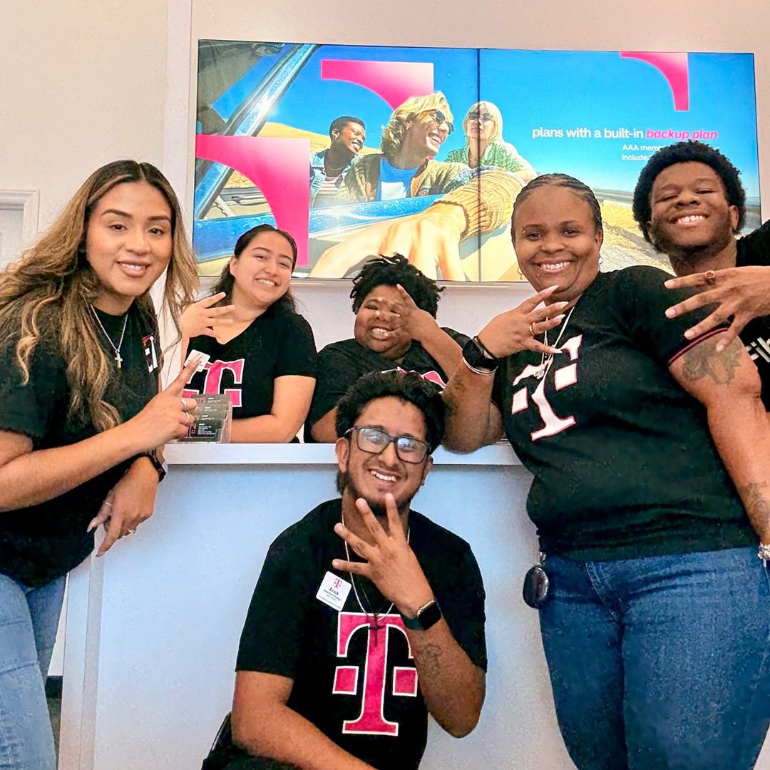 CSource_Tweets's tweet image. Serving up smiles at this North Carolina store! 📱✨ Our team is here to make sure you find the perfect piece of tech and have an incredible shopping experience at 5870 Samet Dr in High Point, NC!

#TMobile #WorkingHard #ProductKnowledge #TechSupport