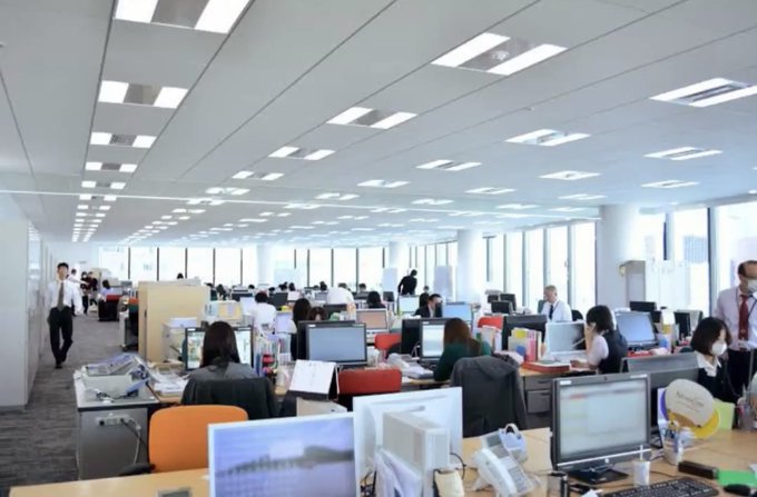 Sasaki___web's tweet image. 29才、平均年収1,314万円の真実
【入社1日目】
中途入社。アメックスのプラチナカードを渡されて「 経費はこれで全部使ってください 」という経費のルールがあまりない性善説がある。休みも取りたい時にとっていいし結果さえ出せば旅行先からの仕事もOK。
【3ヵ月後】…