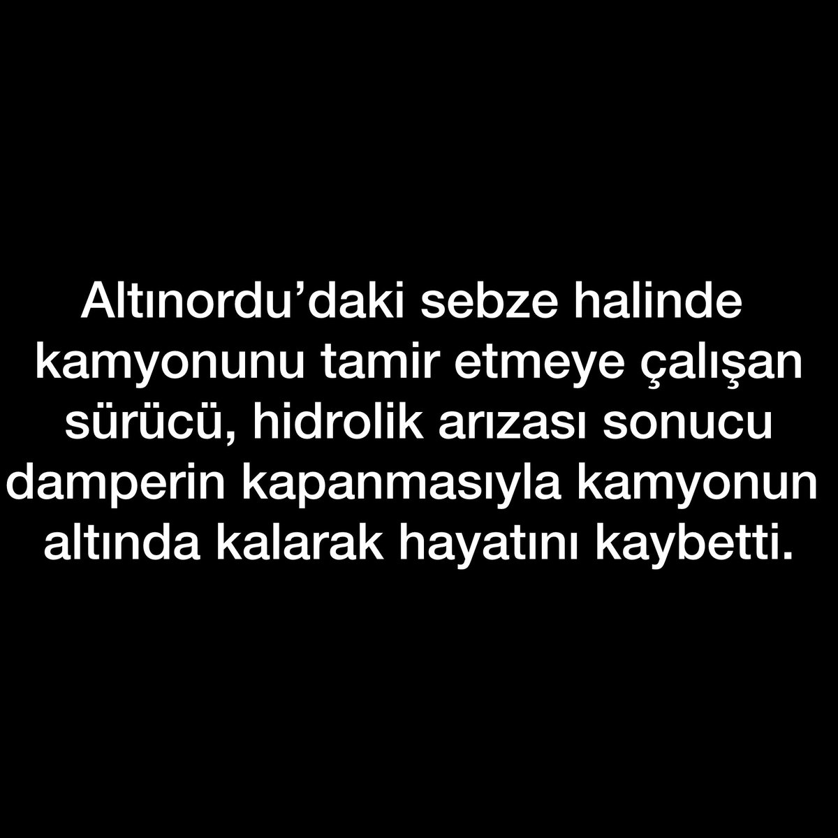 Altınordu’daki sebze halinde kamyonunu tamir etmeye çalışan sürücü, hidrolik arızası sonucu damperin kapanmasıyla kamyonun altında kalarak hayatını kaybetti.