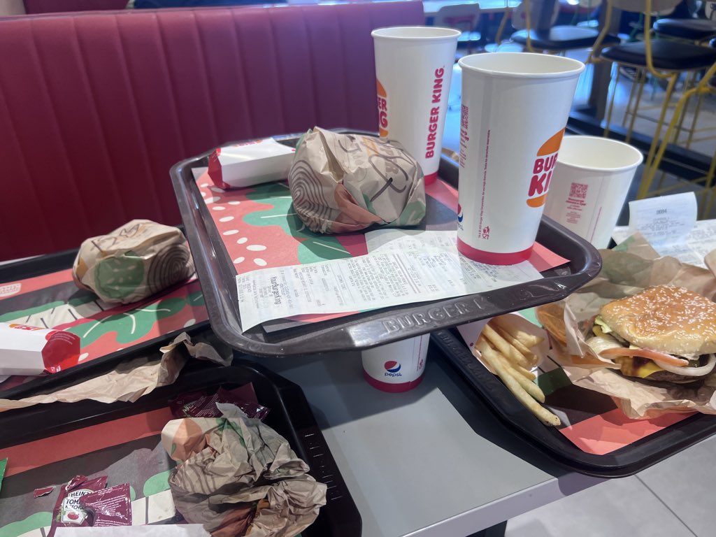 MarioArroba's tweet photo. Mis amigos del trabajo encontraron un hoyo negro en el sistema de BK, no paran. https://t.co/UrOPpAhiab