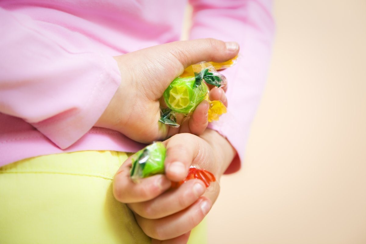 "إن لم تعطنا الحياة السعادة بملء إرادتها، فسنضطر آسفين لئن نسرق بعض اللحظات السعيدة .. فعذراً يا حياة ما زلنا أحياء، ونحتاج للأمل"