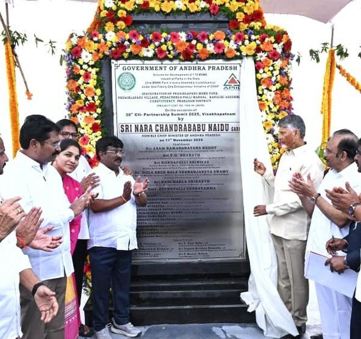 NaFaUpSpo's tweet image. 🚀#AndhraPradesh CM inaugurates 49 #MSMEParks across 17 districts &amp;amp; virtually launches 38 mega industrial units worth ₹25,256 Cr — a major boost to #AndhraPradesh’s industrial landscape🏭
The Industries Dept. has also developed 50 MSME projects spanning 868 acres,invest ₹873 Cr