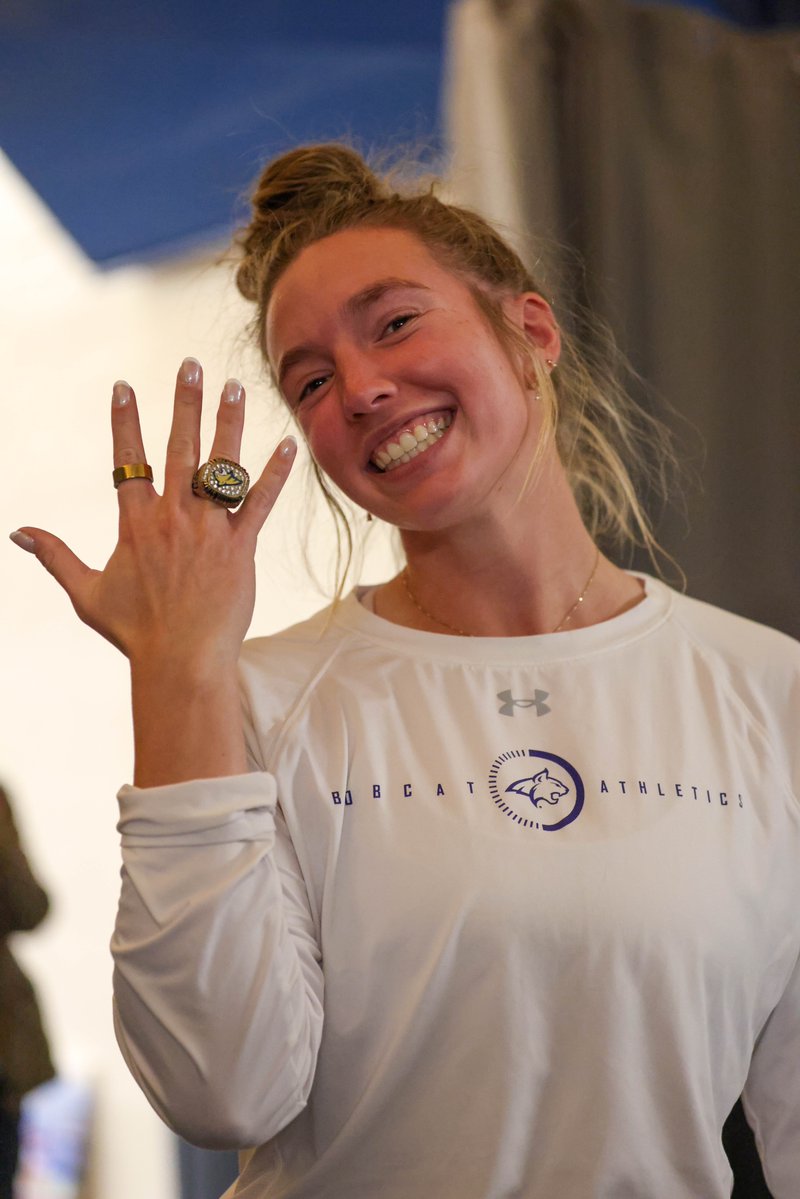 MSUBobcatsGolf's tweet image. 𝐂𝐞𝐥𝐞𝐛𝐫𝐚𝐭𝐢𝐧𝐠 𝐨𝐮𝐫 𝐜𝐡𝐚𝐦𝐩𝐢𝐨𝐧 🤩

Maddie received her Big Sky Championship ring on Monday, and we couldn&apos;t be prouder 💙💛

#WYP | #GoCatsGo