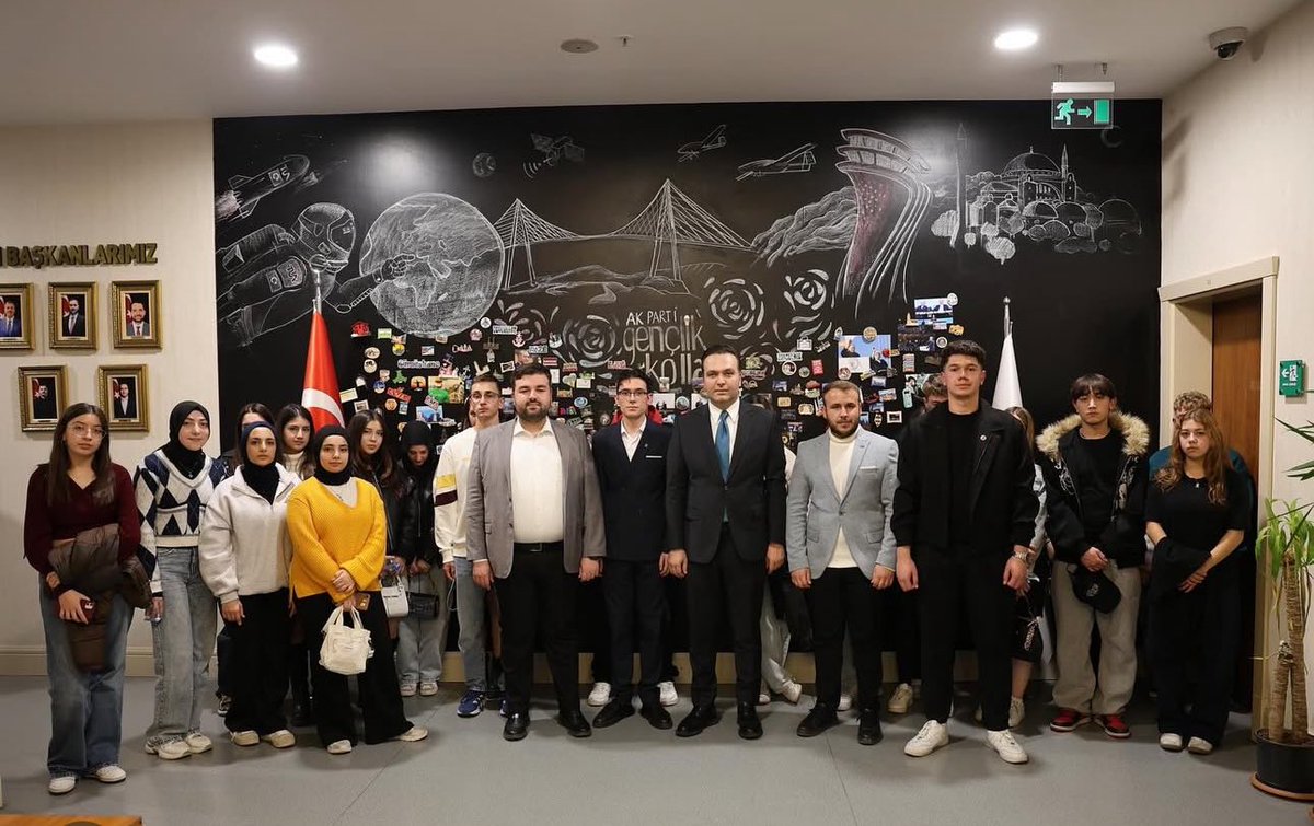 yenisecmengm's tweet photo. 📍AK PARTİ GENEL MERKEZ

Bugün Uşak lisesinden gelen Genç arkadaşlarımızı Gençlik Kolları Genel Başkanımız @avyusufibis ve Yeni Seçmen başkanımız @tkutluay64 Genel Merkezimizde misafir etti. Liseli AK Gençliğin Enerjisi Tam🚀 https://t.co/zhf08YmrDZ