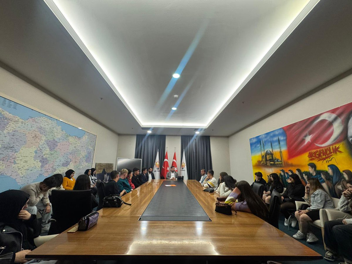 yenisecmengm's tweet photo. 📍AK PARTİ GENEL MERKEZ

Bugün Uşak lisesinden gelen Genç arkadaşlarımızı Gençlik Kolları Genel Başkanımız @avyusufibis ve Yeni Seçmen başkanımız @tkutluay64 Genel Merkezimizde misafir etti. Liseli AK Gençliğin Enerjisi Tam🚀 https://t.co/zhf08YmrDZ