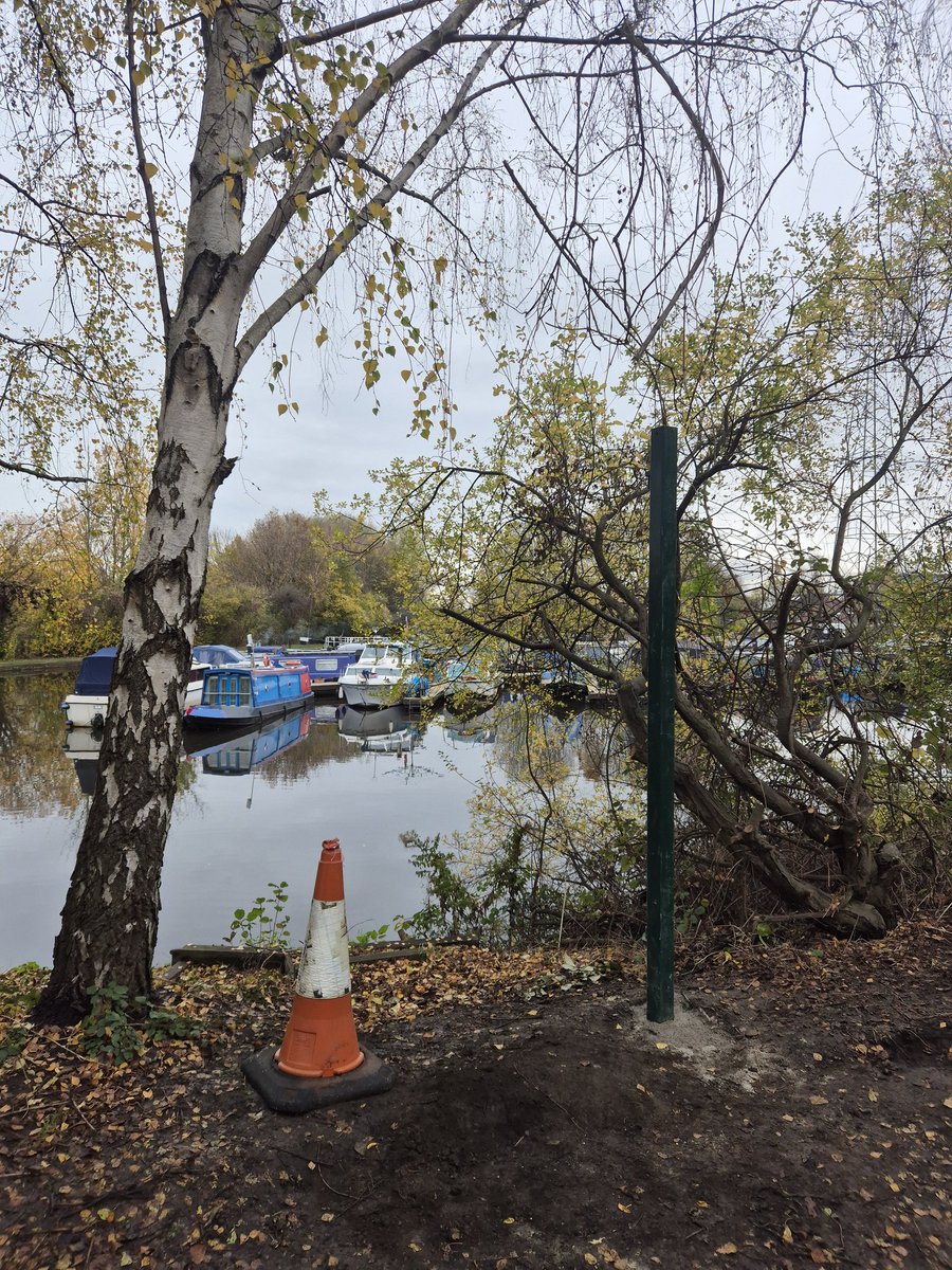 Today we started installation of new fencing to protect the designated workboat mooring fron unwelcome incursions.  <a href="/CRTYorkshireNE/">Canal & River Trust - Yorkshire & North East</a> <a href="/CanalRiverTrust/">Canal & River Trust</a> #hawktheworkboat #sheffieldandtinsleycanal #volunteerbywater
