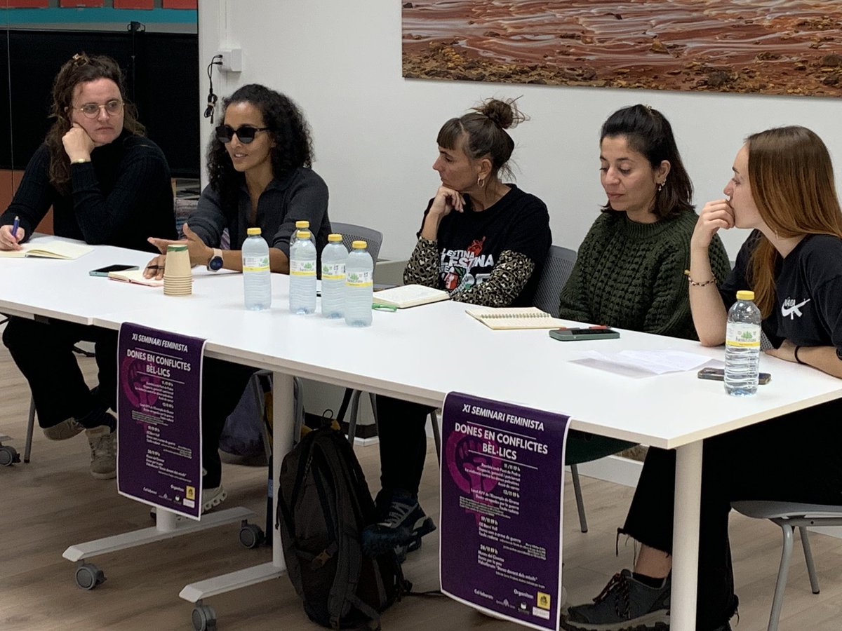 Avui hem gaudit amb aquesta taula rodona parlant sobre els diferents rols de les dones que viuen immerses en una situació de conflicte armat. Resisteixen, s’organitzen, mantenen la memòria històrica i la cultura, eduquen en formes de resolució de conflictes no violentes…