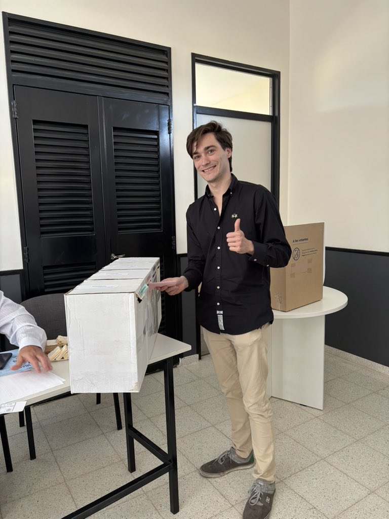 NicoWisni's tweet image. Votando por una agrupación que arrancó con un pequeño grupo de chicos con un sueño, y hoy en se encuentra disputando la elección más importante de la UNS.

Veo para atrás y me parece increible en lo que @ULLA_UNS se ha convertido.

La verdad que me llena de orgullo. ABZ!