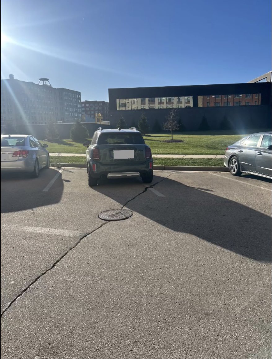 Stoltrain38's tweet photo. Didn’t even think it was possible for a mini cooper to take up two spots 🤦🏼‍♂️ https://t.co/qoFTnx6Gpu
