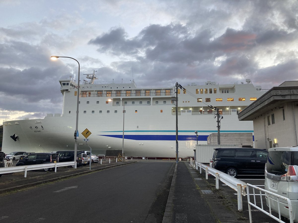 11月14日就航の新日本海フェリーのけやきが、舞鶴の前島埠頭に停泊🚢
ピカピカやーん