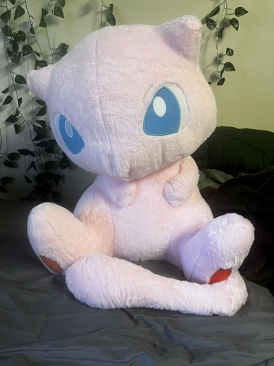 umElliee's tweet image. this big ass mew plushie my lovely boyfriend bought me
