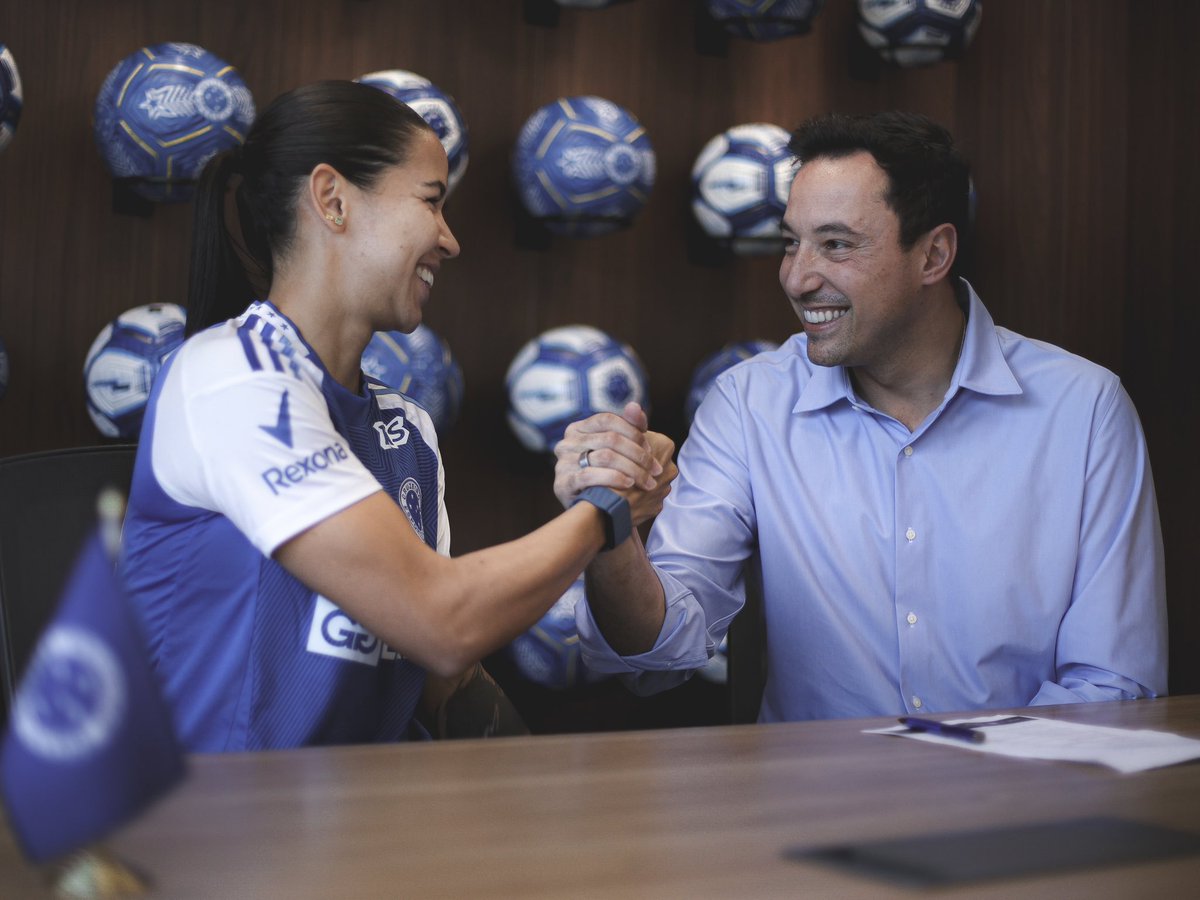 CruzeiroFem's tweet image. 𝐂𝐎𝐍𝐓𝐑𝐀𝐓𝐎 𝐑𝐄𝐍𝐎𝐕𝐀𝐃𝐎! Lorena Bedoya renovou seu vínculo com o Cruzeiro até o fim de 2027! ✍️🦊

Seguimos juntos, Bedoya! 💙

📸 @gustavomjpeg